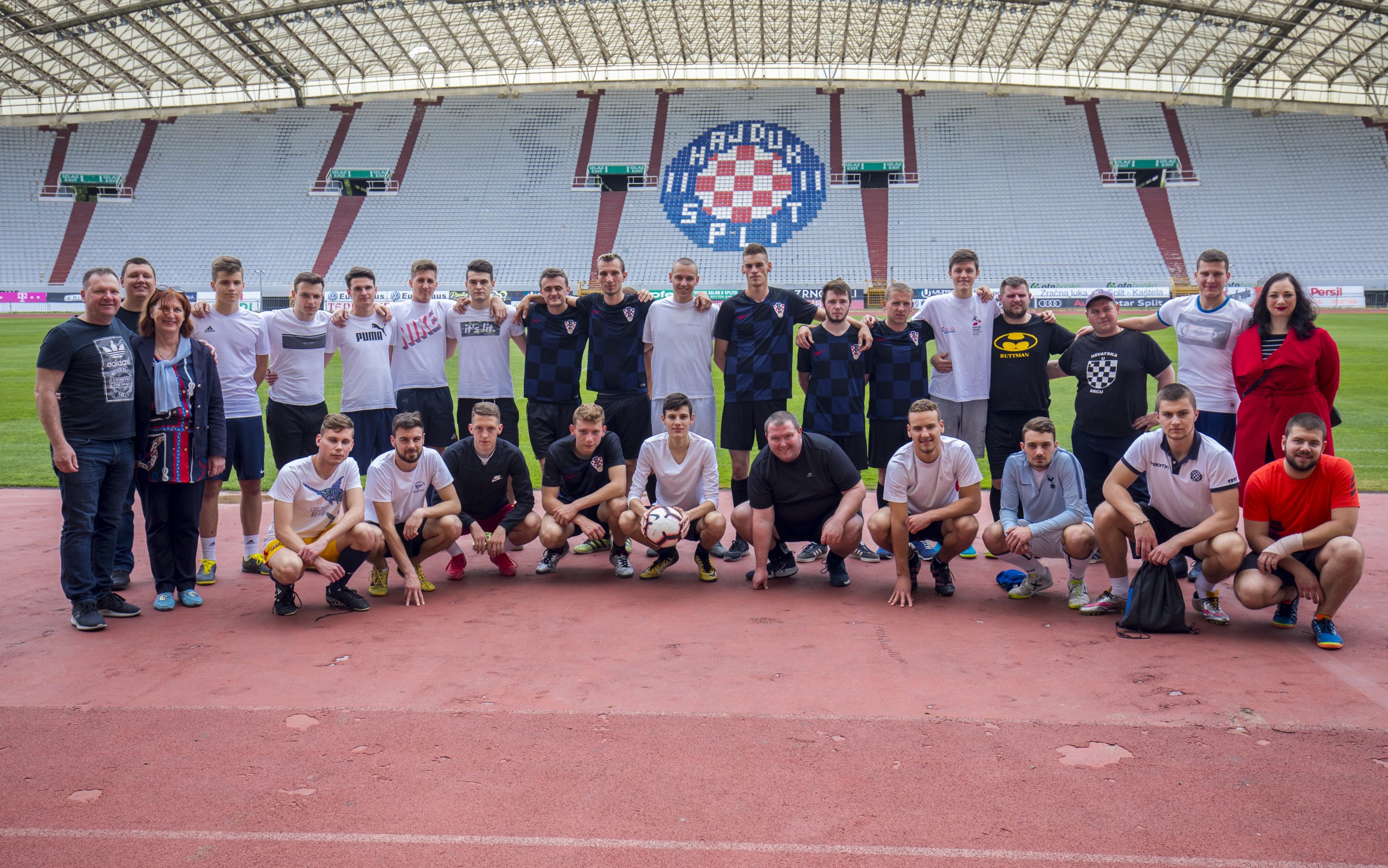 Priča o prikupljanju sredstava za opremanje Hrvatske nogometne reprezentacije beskućnika i obilježavanje dana škole revijalnom utakmicom