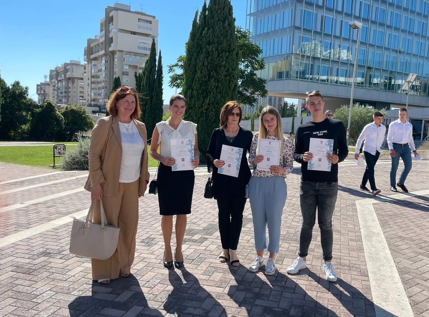 Priznanja nagrađenim učenicima i mentorima